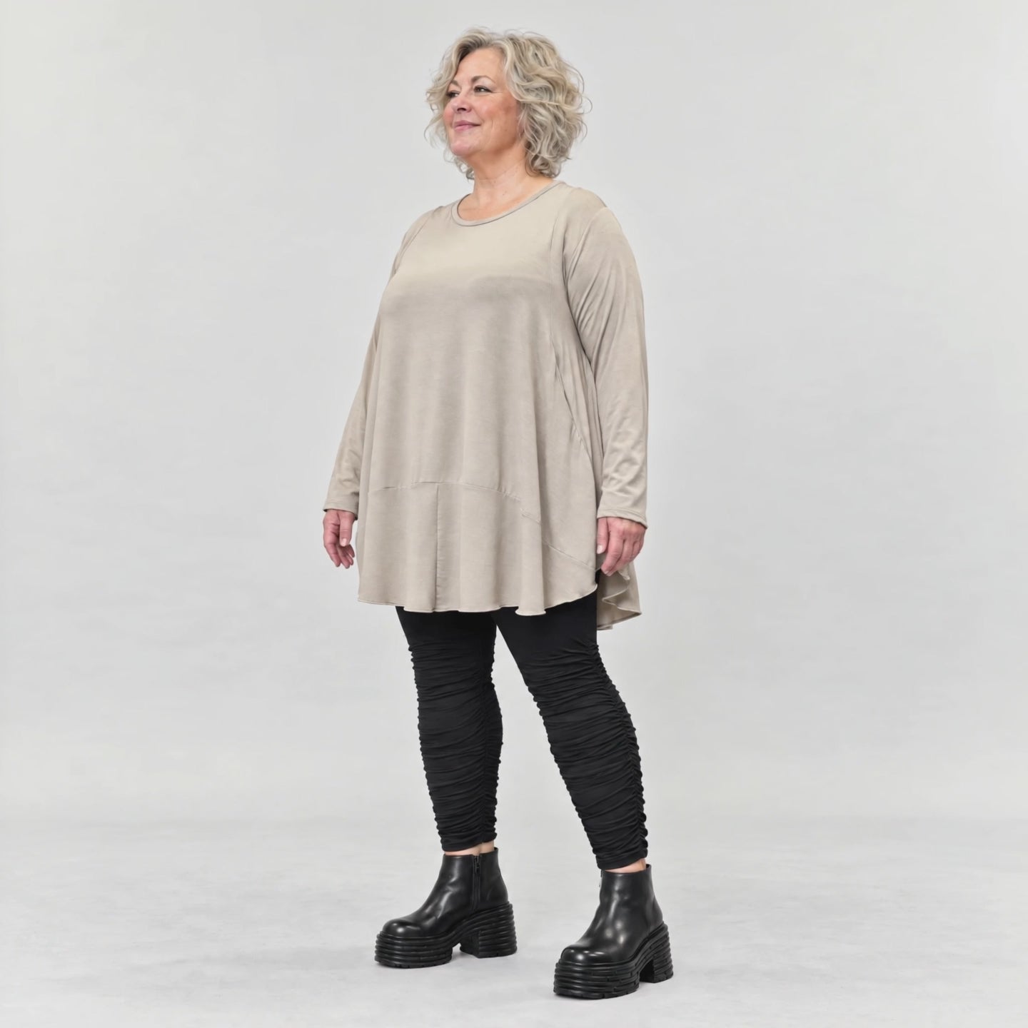 Langarmshirt in Taupe aus feinem Modalstretch mit Seitentaschen und gerundeter Silhouette