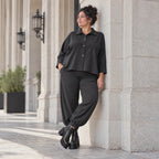 Schwarze Jeansjacke mit Stretch Hemdkragen Knopfleiste Seitentaschen und gerundetem Saum