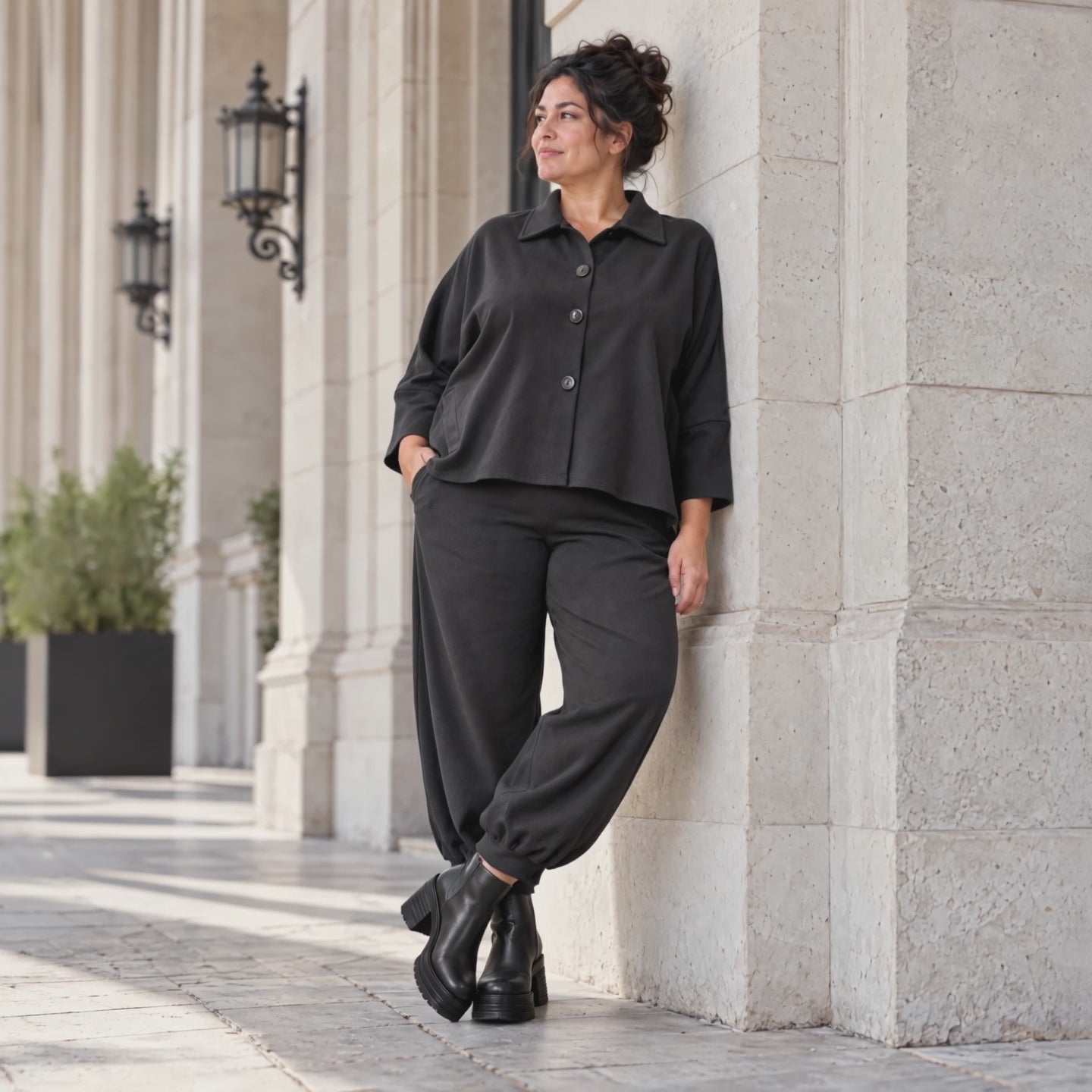 Schwarze Jeansjacke mit Stretch Hemdkragen Knopfleiste Seitentaschen und gerundetem Saum