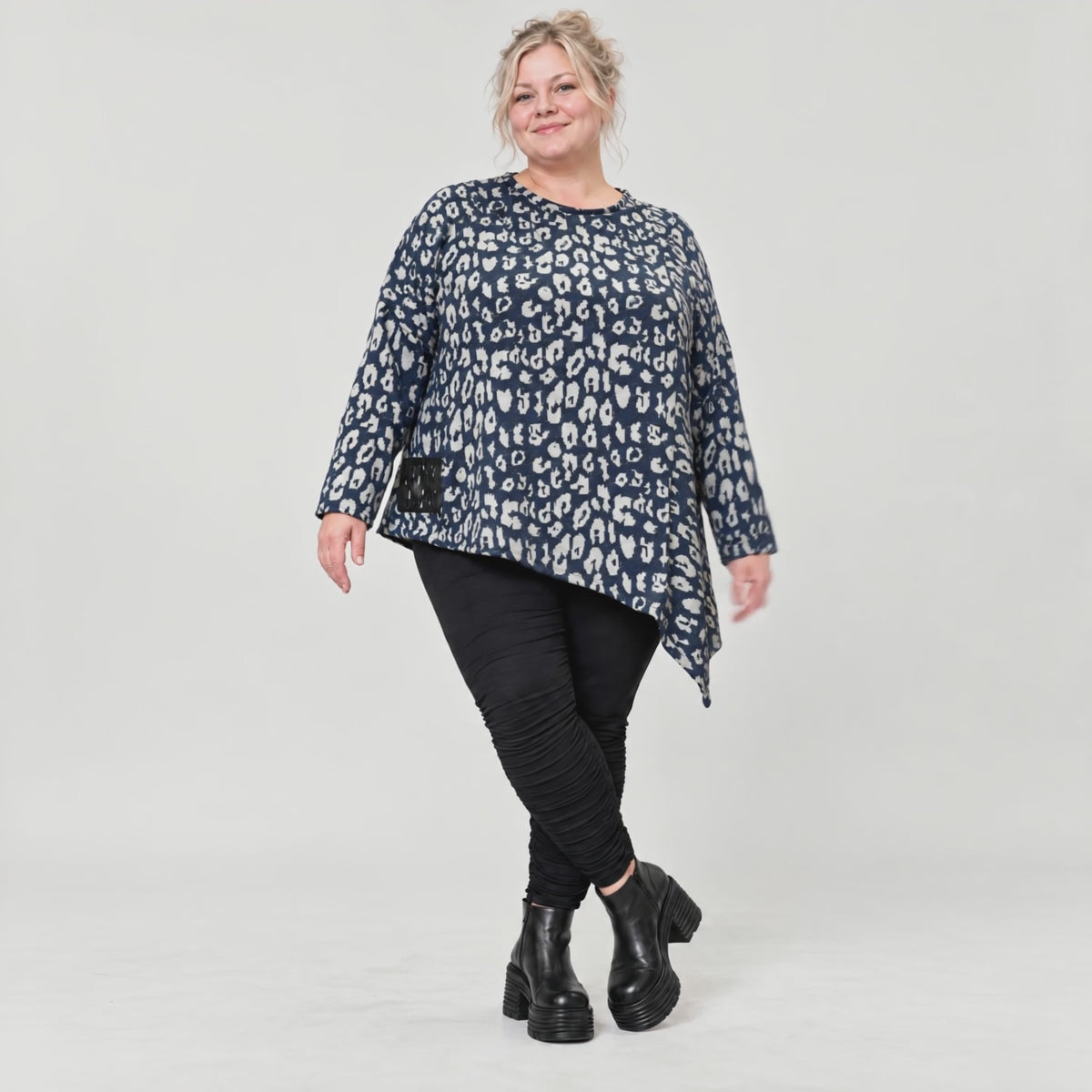 Asymmetrisches Feinstrickshirt in Marineblau/Grau mit Zipfelsaum und Rundhalsausschnitt