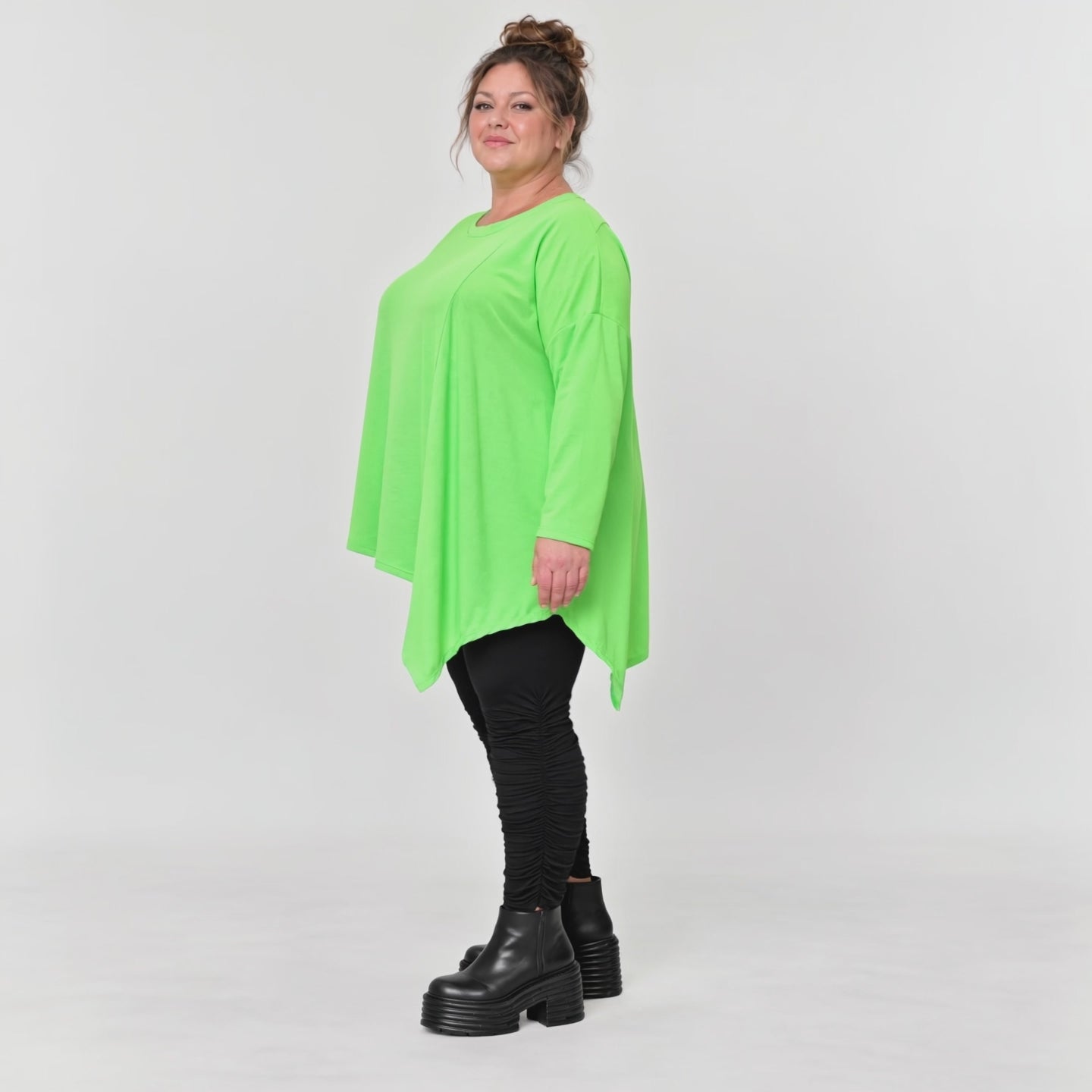 Langarmshirt in frischem Grün mit asymmetrischem Zipfelsaum aus weichem Stretchjersey