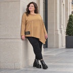 Warmes Langarmshirt in Camel mit asymmetrischem Zipfelsaum aus weichem Jersey mit Stretch