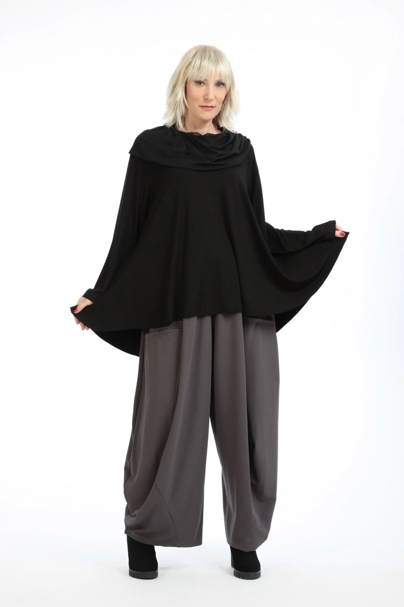  A-Form Shirt in elegantem Schwarz aus softem Jersey mit feinem Stretch und lässiger Oversize-Passform