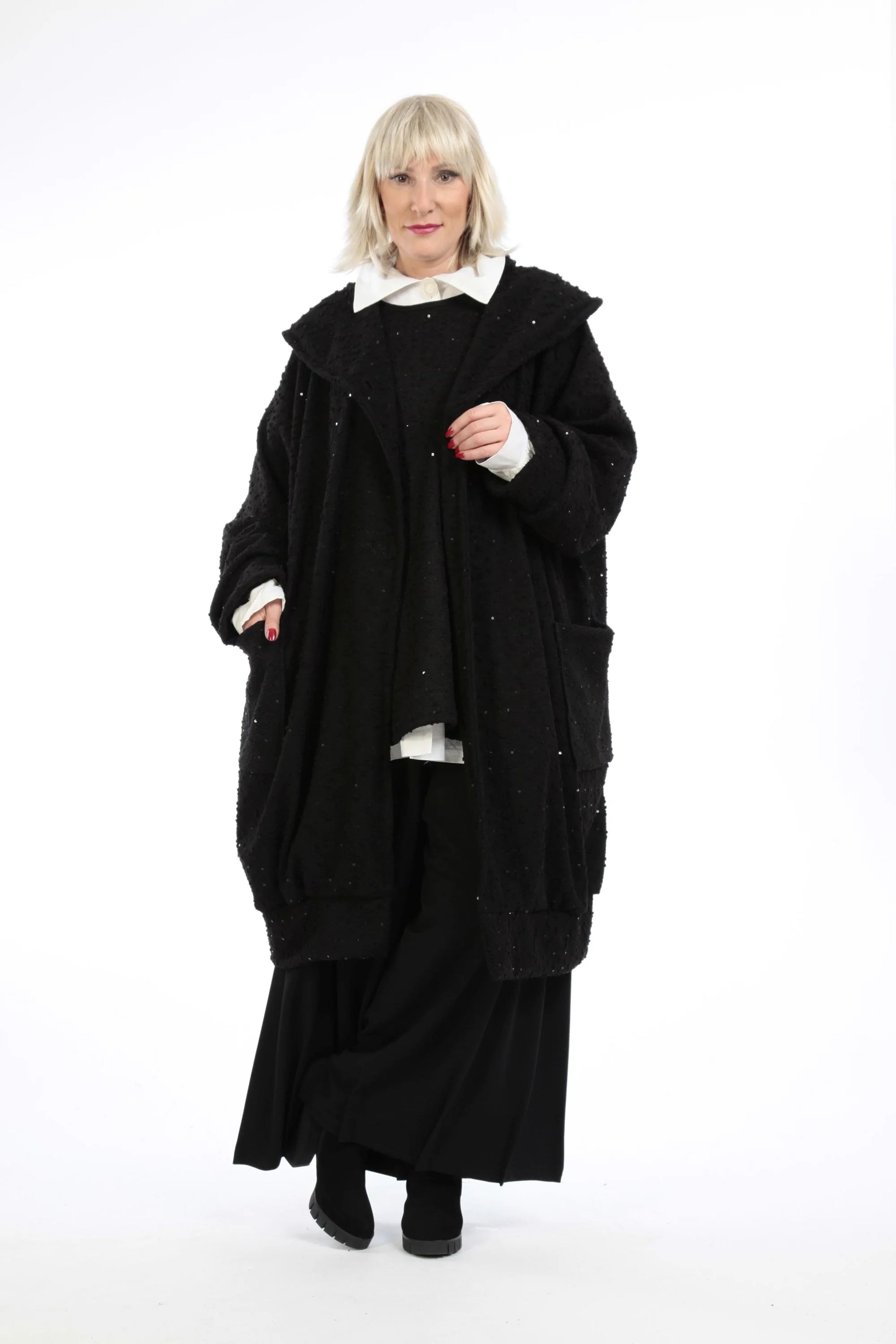  Stylischer Oversize-Ballonmantel in elegantem Schwarz mit warmer Boucle-Textur und Taschen