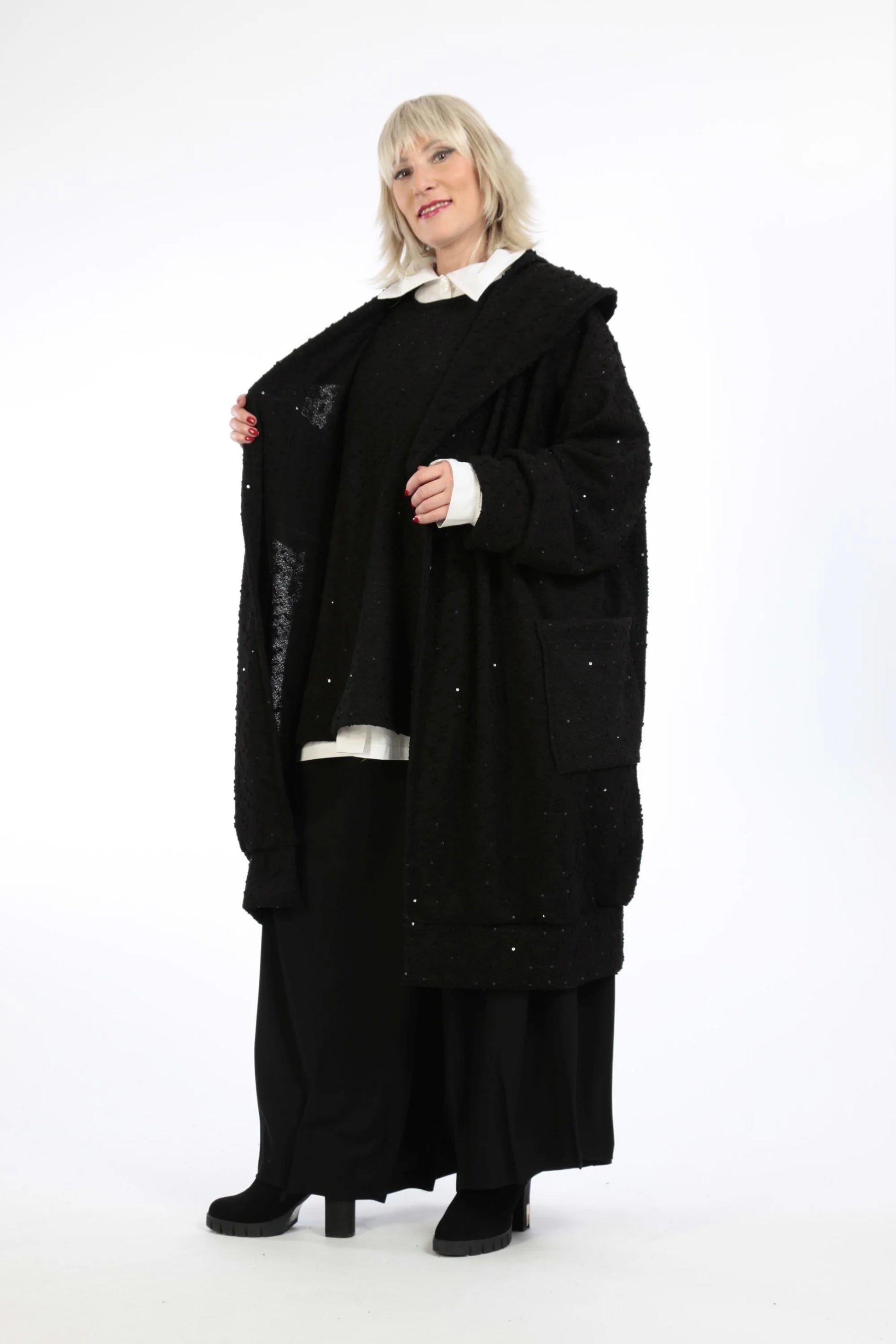  Stylischer Oversize-Ballonmantel in elegantem Schwarz mit warmer Boucle-Textur und Taschen