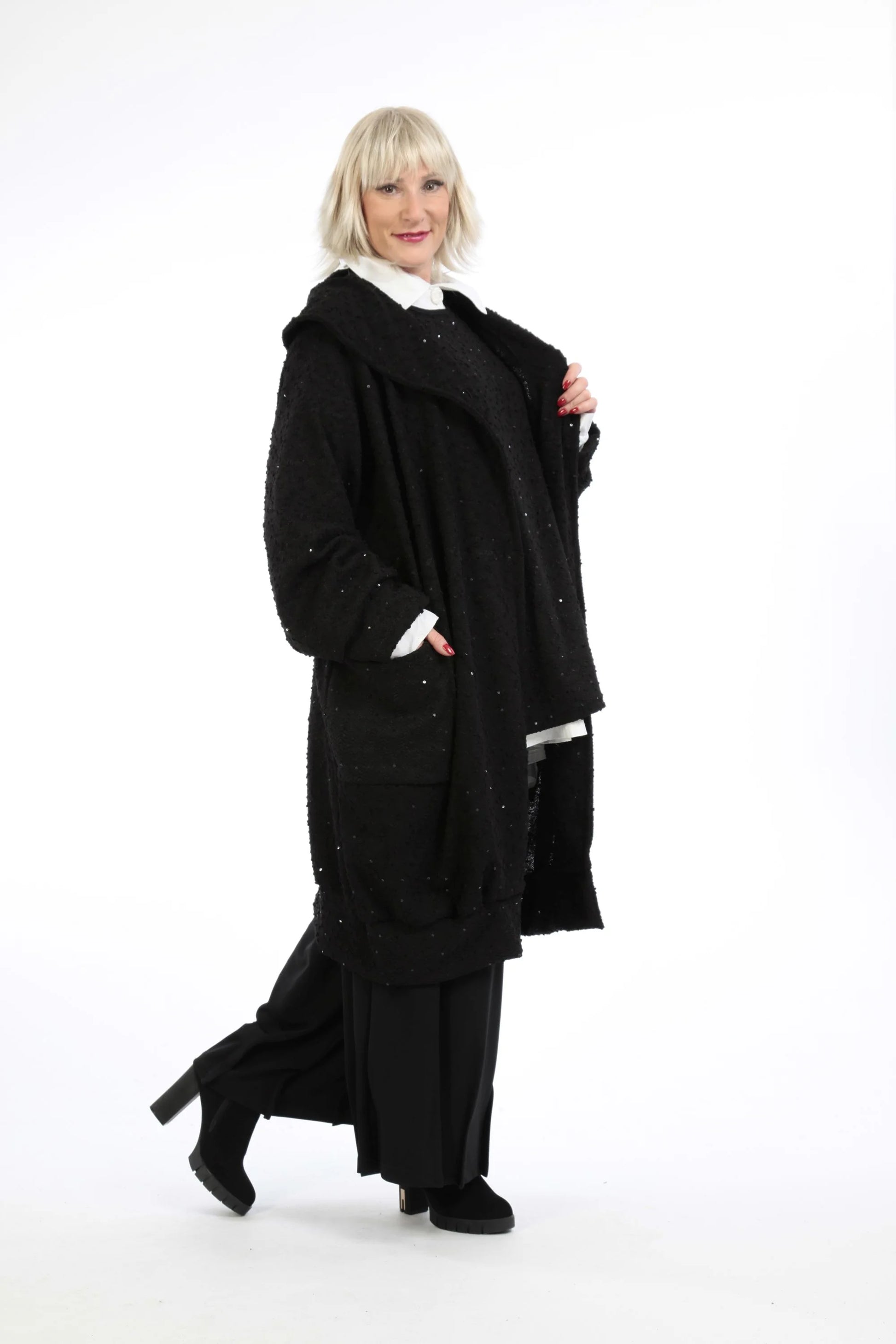  Stylischer Oversize-Ballonmantel in elegantem Schwarz mit warmer Boucle-Textur und Taschen