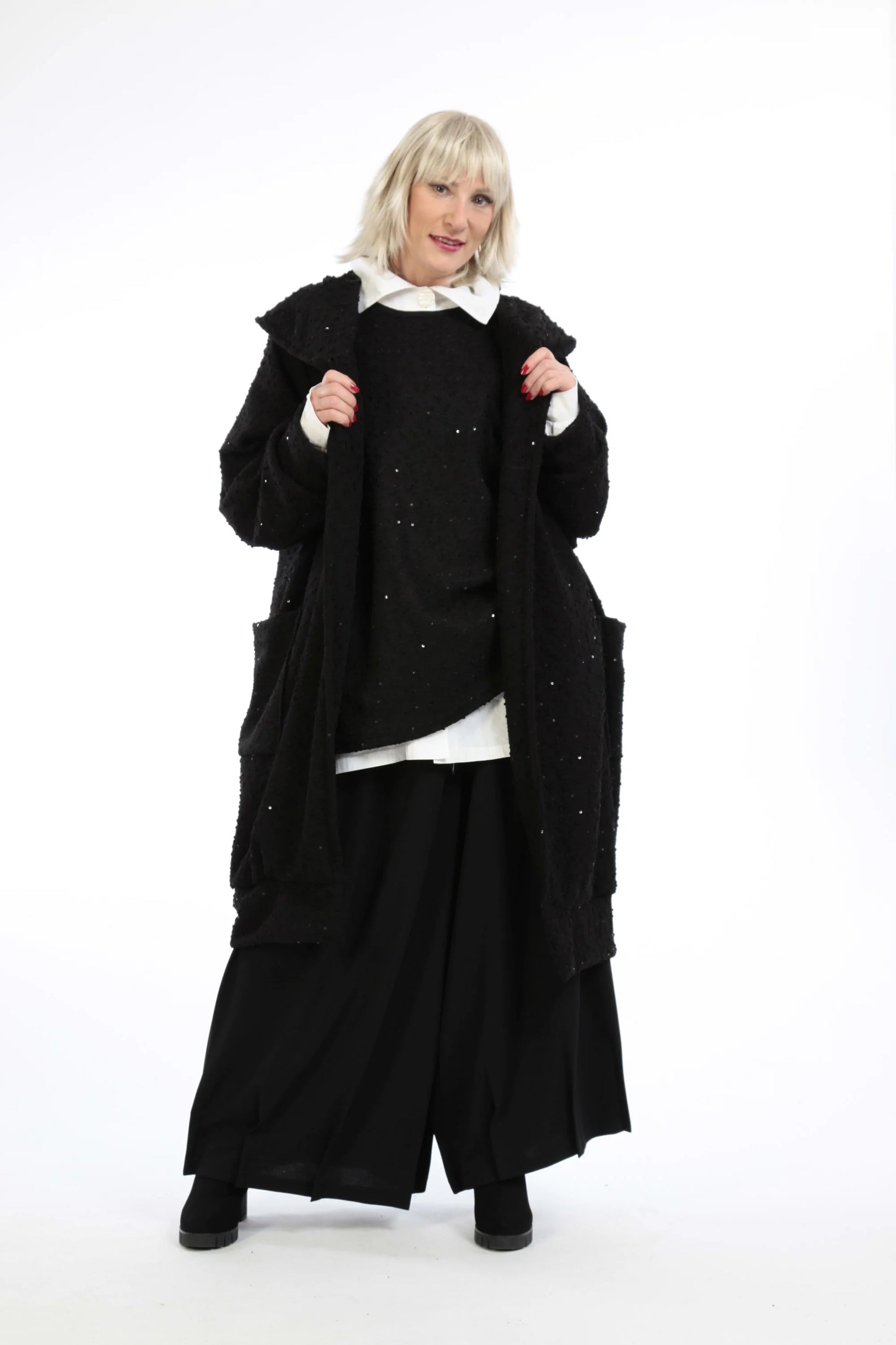  Stylischer Oversize-Ballonmantel in elegantem Schwarz mit warmer Boucle-Textur und Taschen