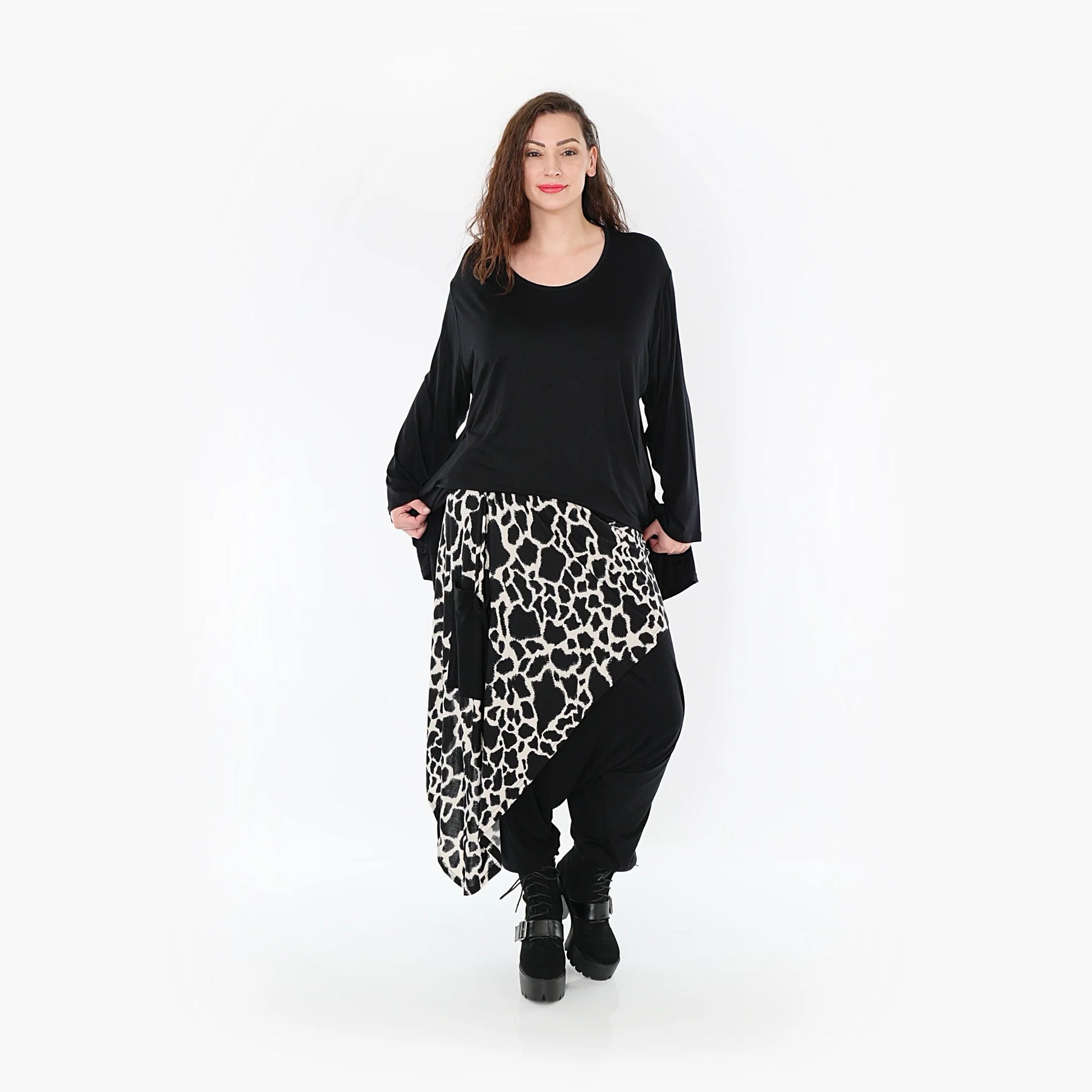  Lässige Haremshose mit modernem Leoparden-Design in Schwarz-Ecru für Kurven und Plus Size