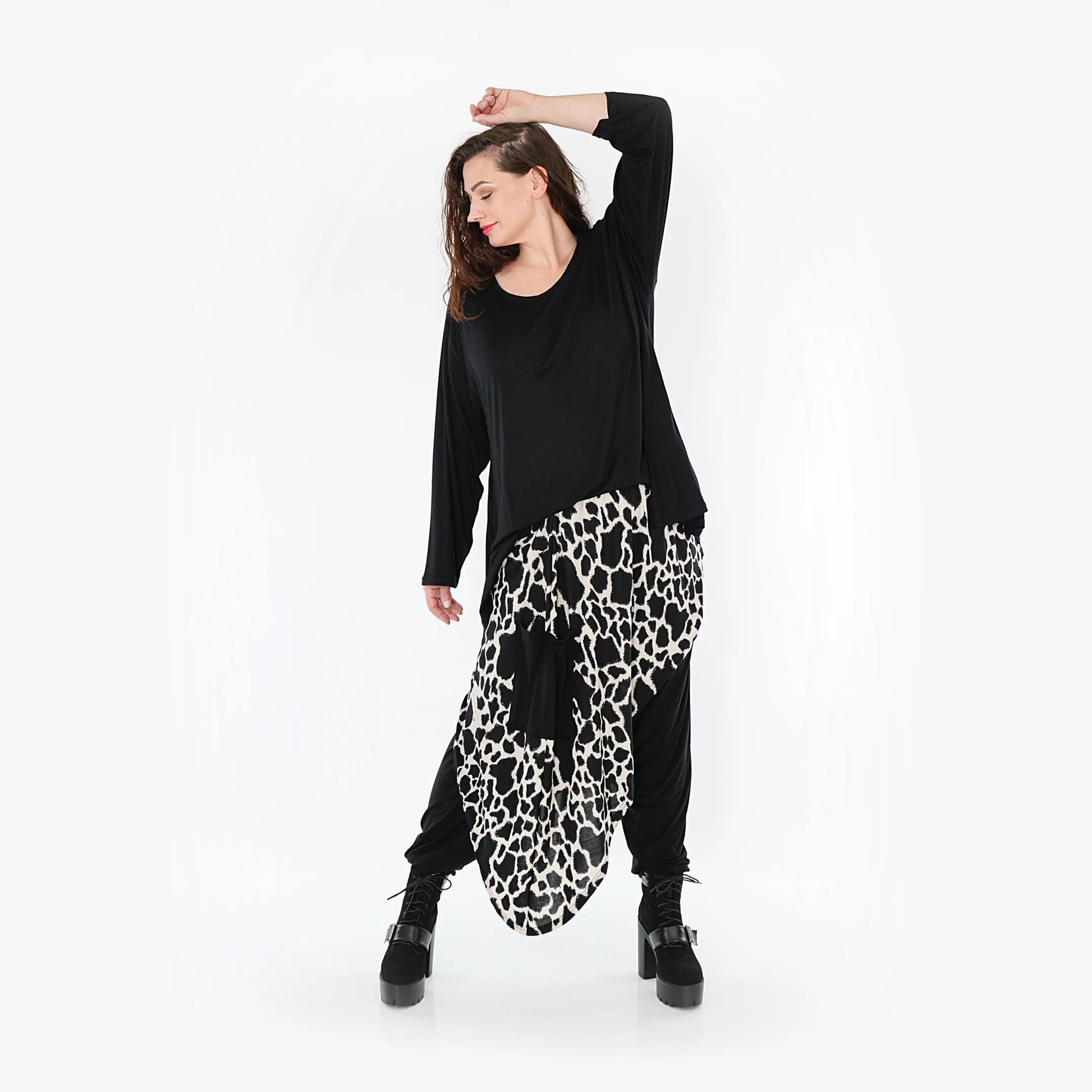  Lässige Haremshose mit modernem Leoparden-Design in Schwarz-Ecru für Kurven und Plus Size