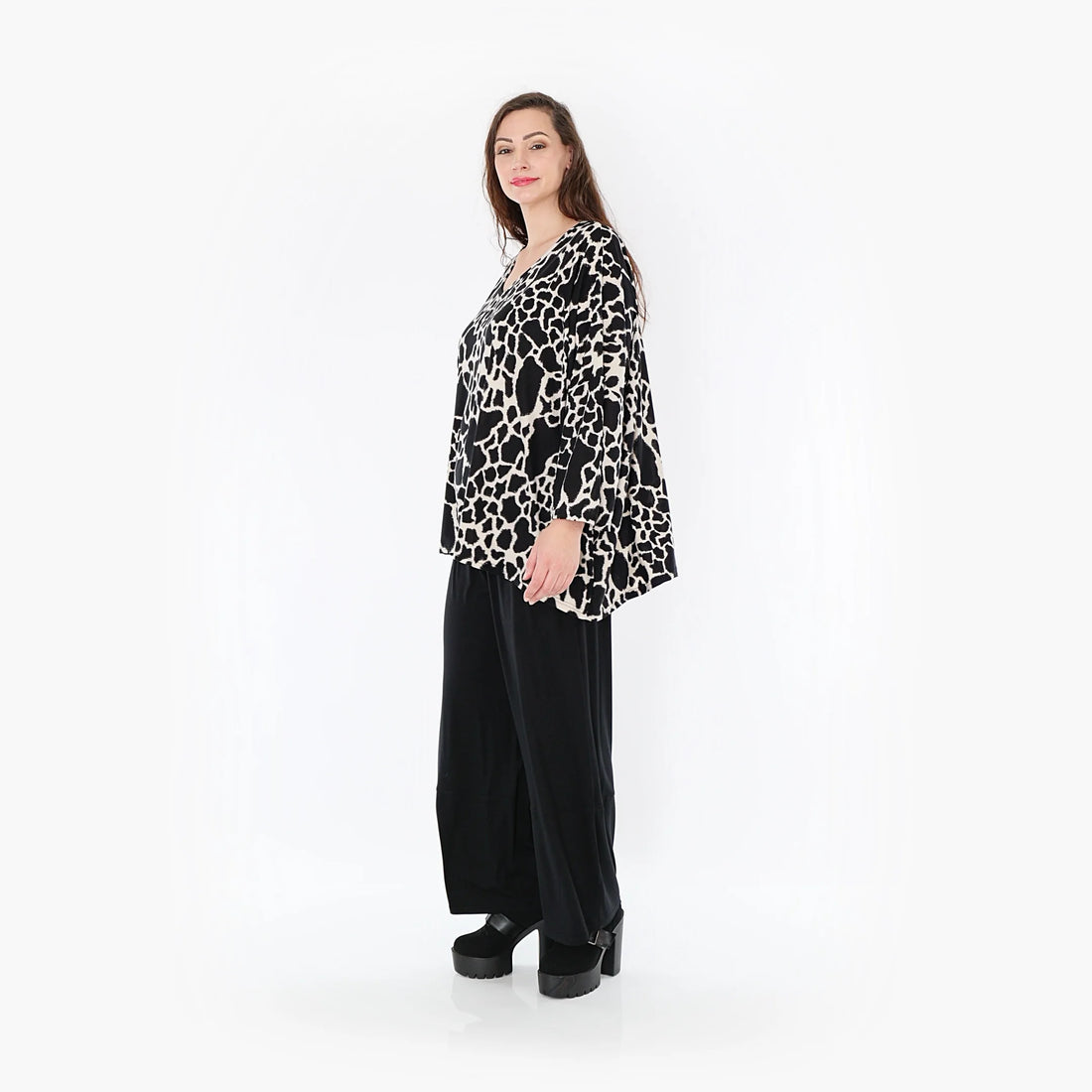  Elegantes Oversize-Shirt in Schwarz-Ecru mit Leopardenmuster für Curvy-Fashion-Liebhaberinnen