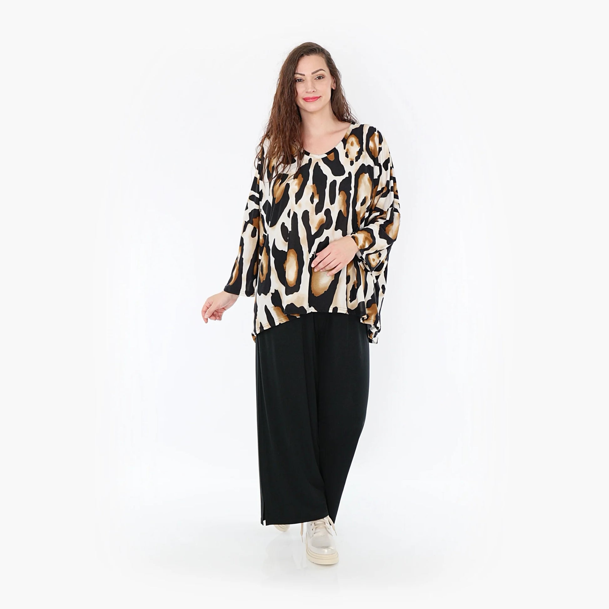  Kastiges Shirt mit elegantem Leopard-Muster in Schwarz-Weiß-Cognac aus feinem Slinky-Stoff für Curvy Mode