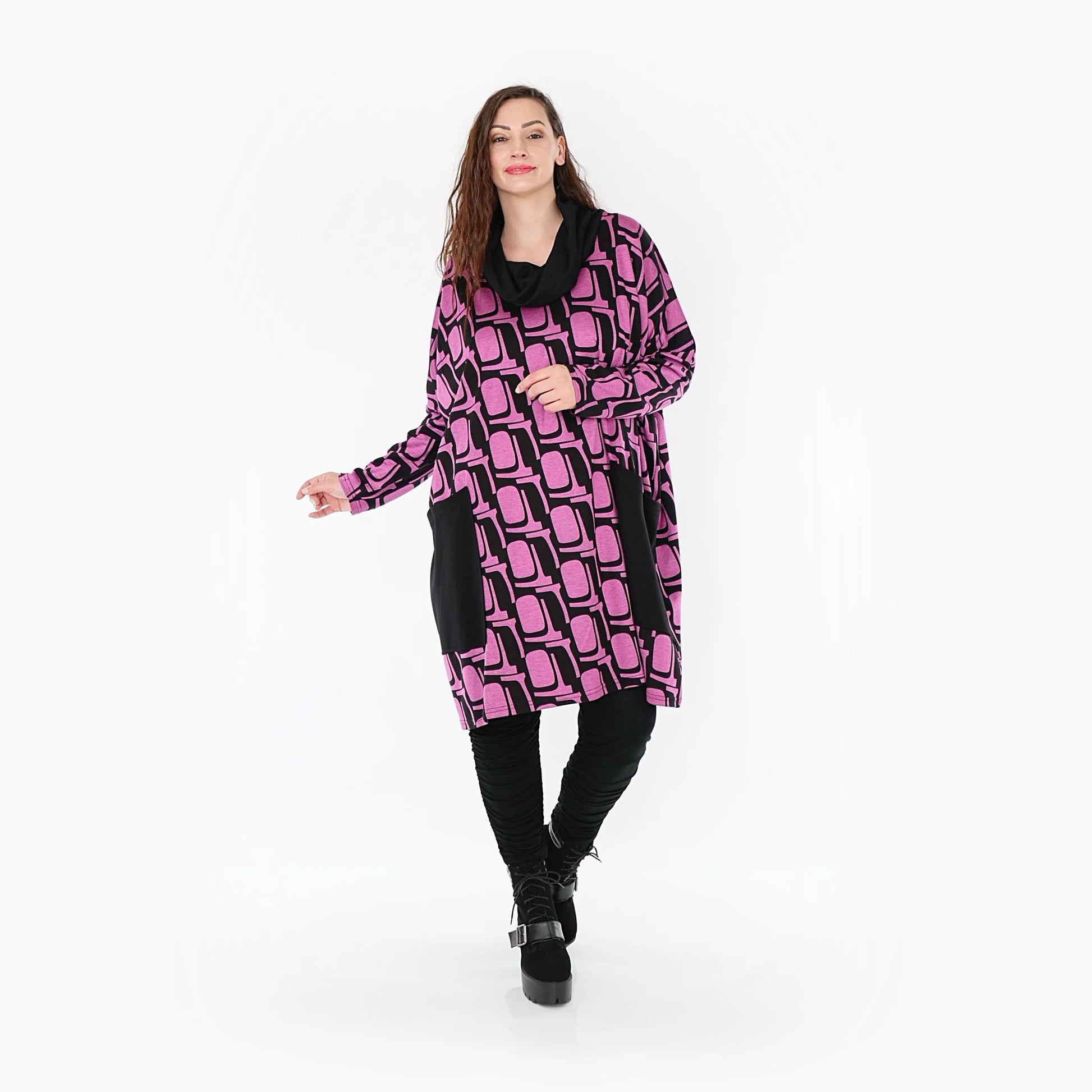  Schickes Oversize-Shirt in Schwarz-Fuchsia mit Rollkragen und praktischen Taschen für Curvy-Mode