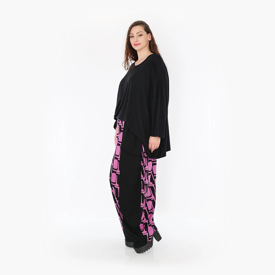  Lässige Ballonhose in auffälligem Schwarz-Fuchsia aus weichem Viskose-Romanit-Jersey für Curvy Mode