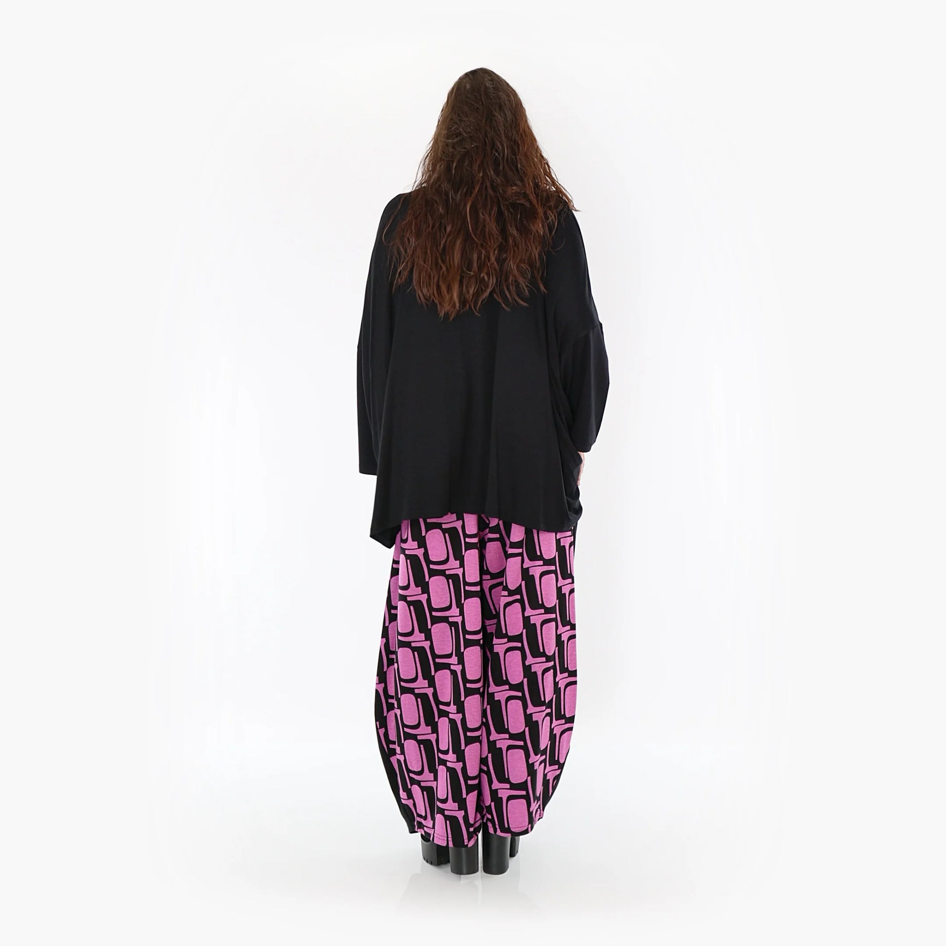  Lässige Ballonhose in auffälligem Schwarz-Fuchsia aus weichem Viskose-Romanit-Jersey für Curvy Mode