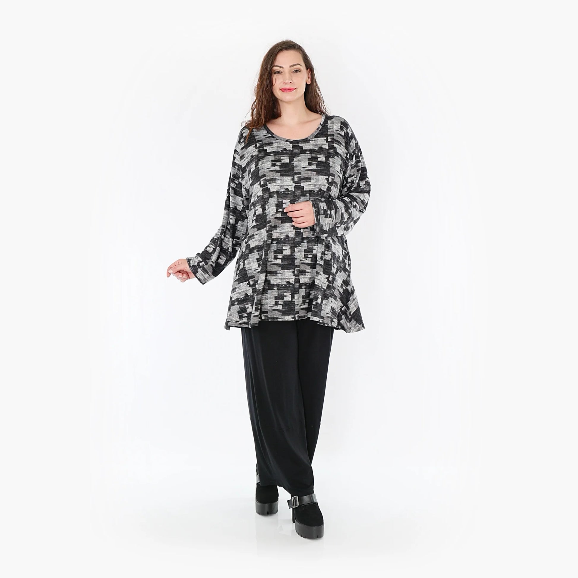  Stylisches Oversize-Shirt in edlem Dunkelgrau mit praktischen Taschen für Plus Size Mode