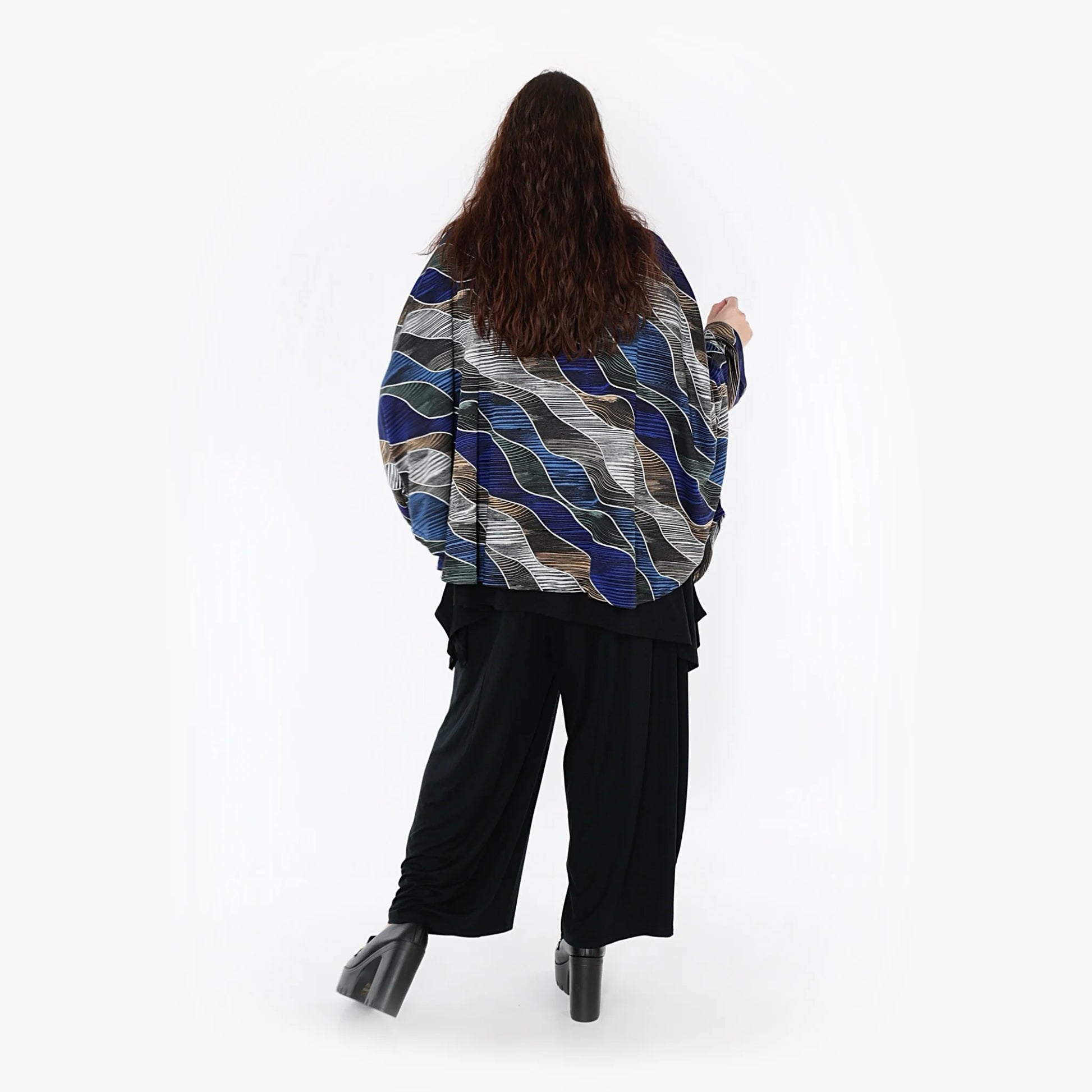  Stilvolle Oversize Poncho Jacke in elegantem Blau-Grau mit multicolour Wellen-Design für Plus Size