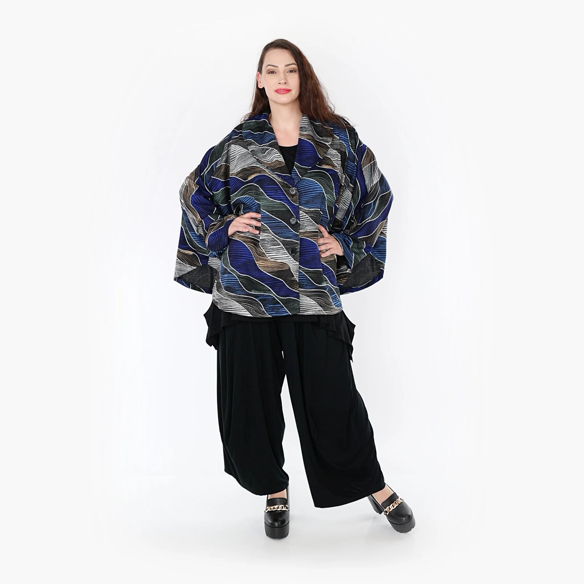  Stilvolle Oversize Poncho Jacke in elegantem Blau-Grau mit multicolour Wellen-Design für Plus Size