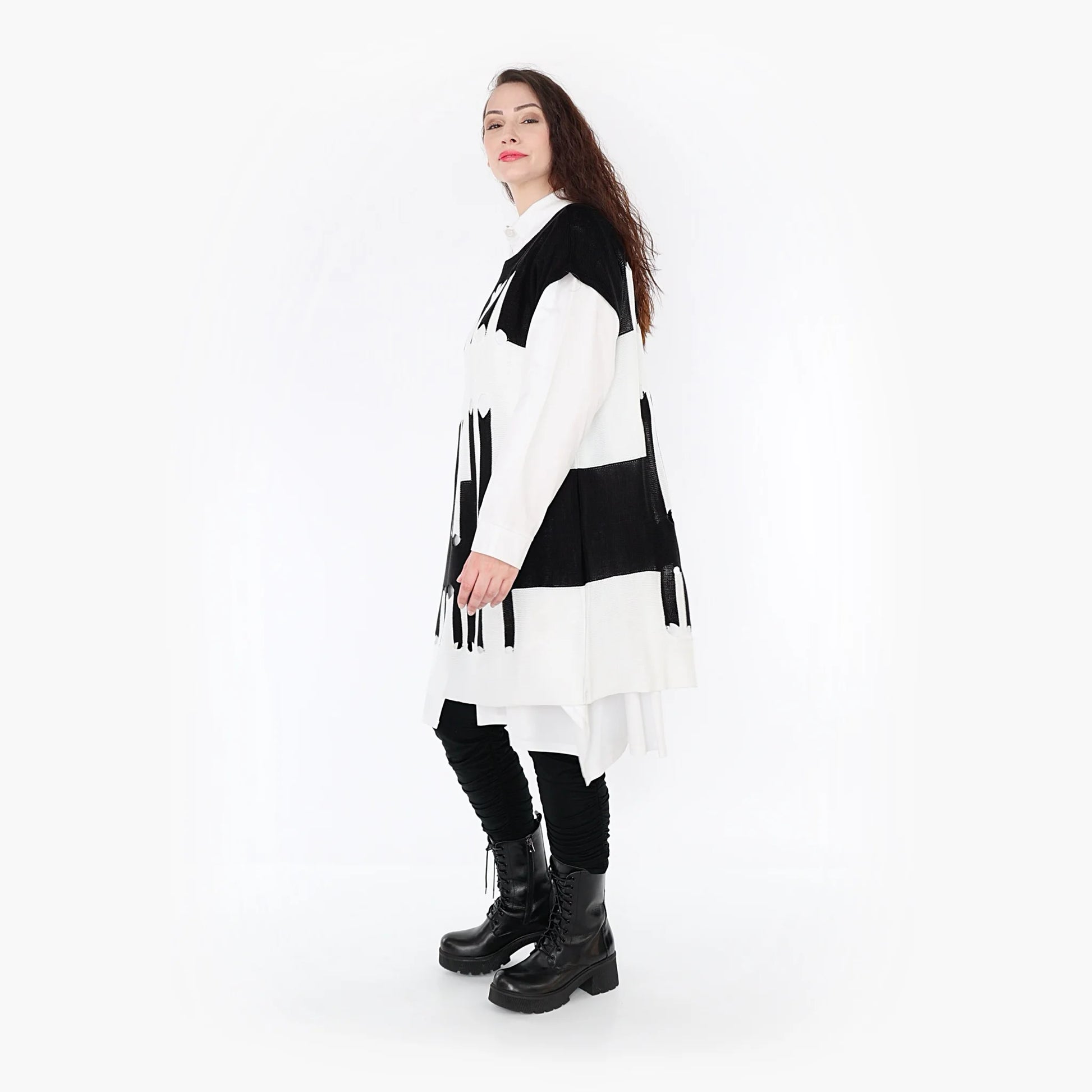  Stylischer Poncho mit kastigem Schnitt und modischem Strickmuster in klassischem Schwarz-Weiß