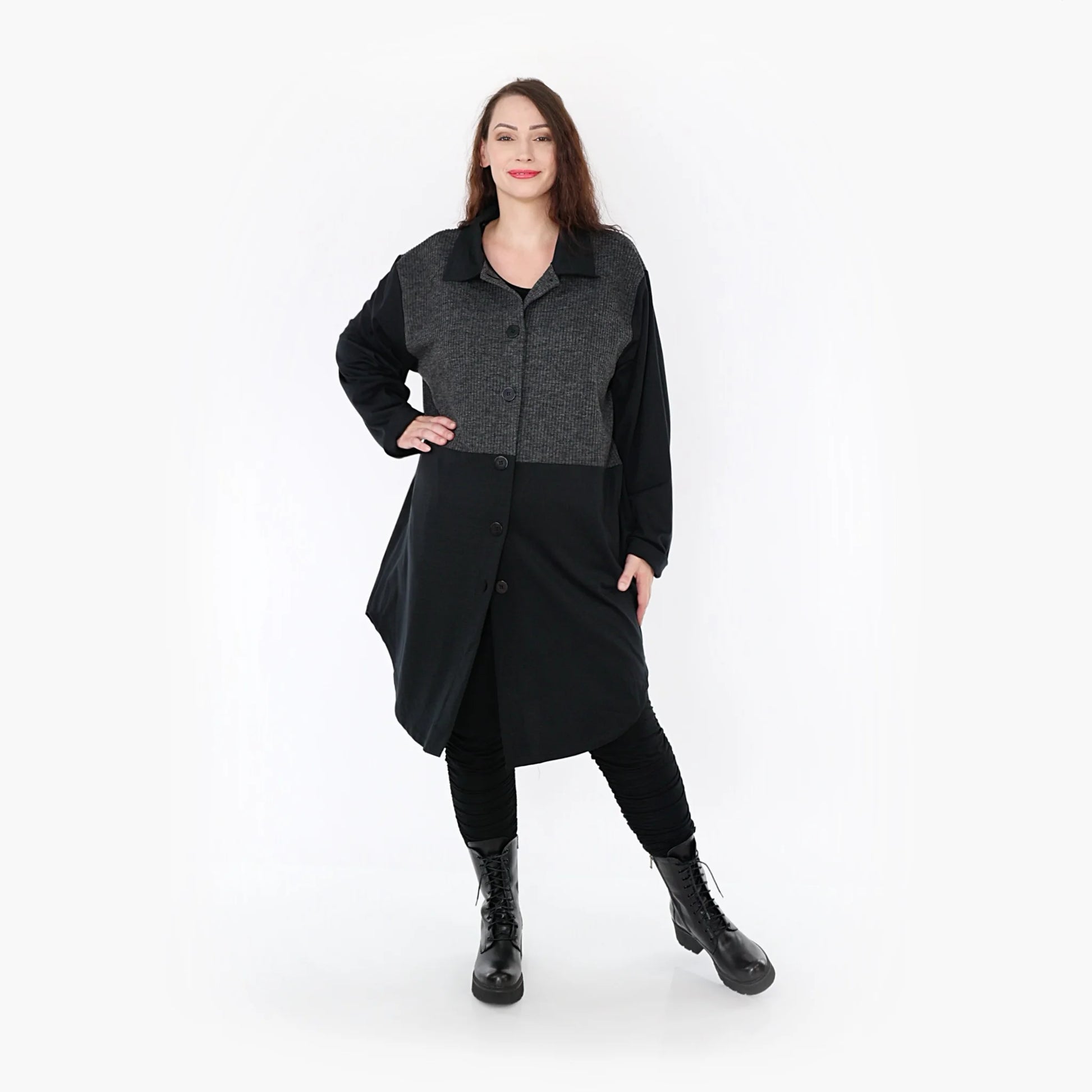  Stylische Bluse im Lagenlook in Schwarz-Grau mit praktischen Taschen für den Plus-Size-Look