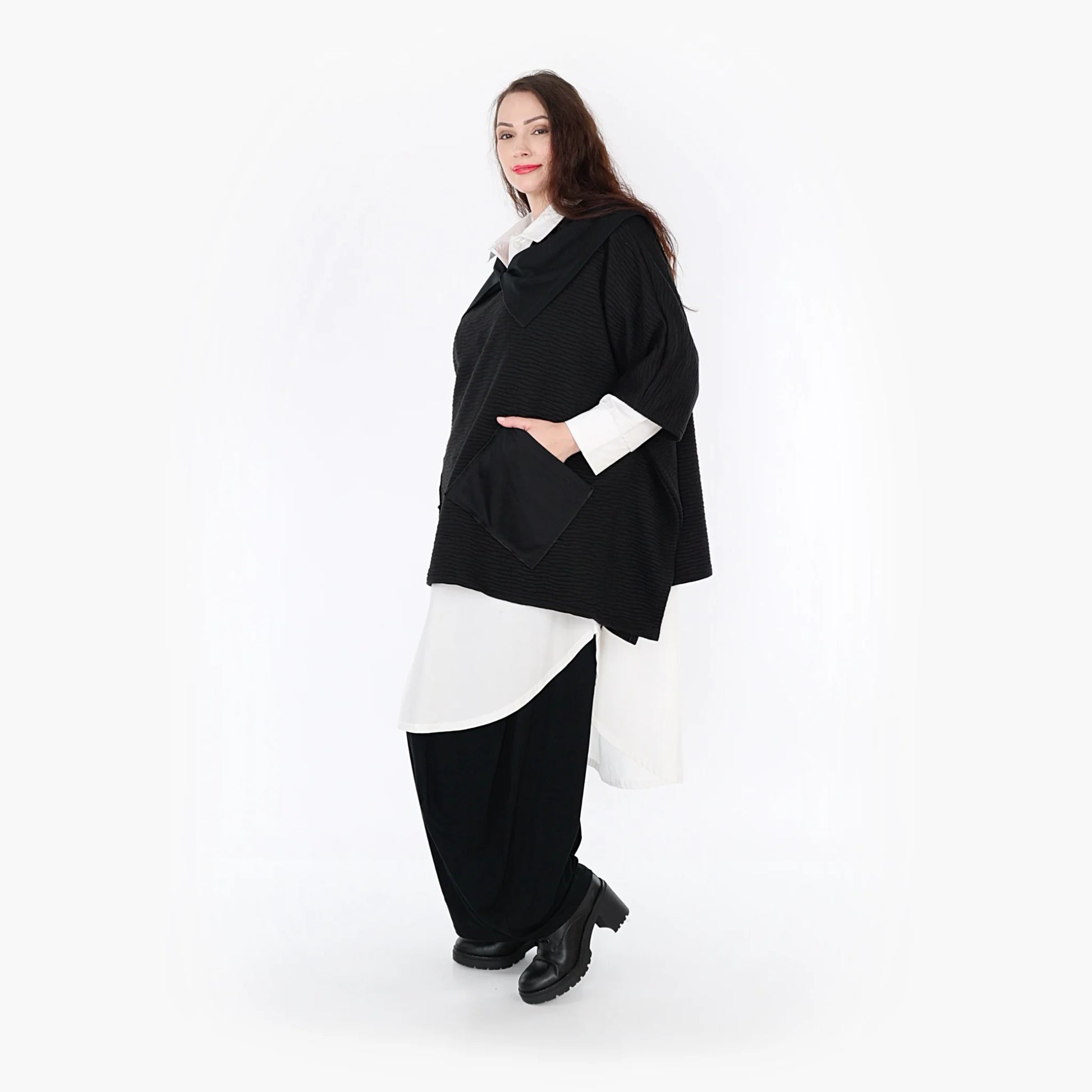  Kuscheliger Poncho in zeitlosem Schwarz mit Wellenmuster für einen lässigen Look im Lagenstil