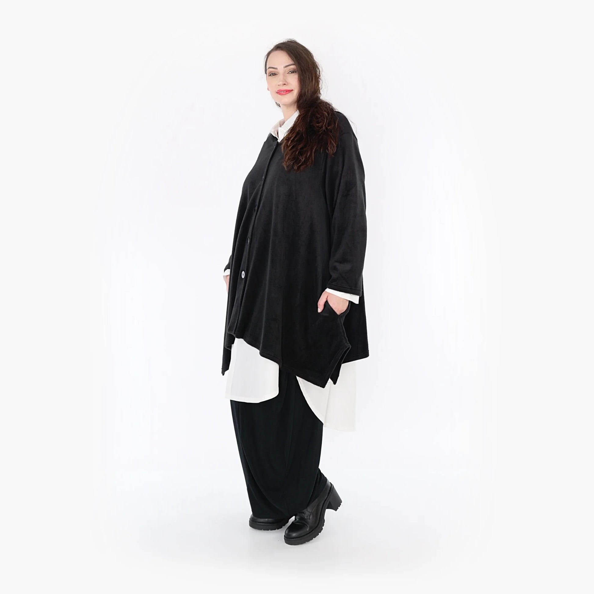  Oversized A-Form Jacke in Schwarz aus hochwertigem Fleece mit Kapuze und praktischen Taschen