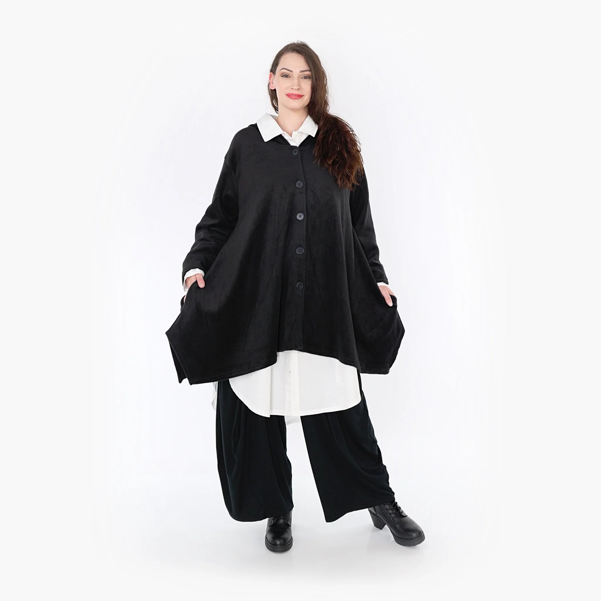  Oversized A-Form Jacke in Schwarz aus hochwertigem Fleece mit Kapuze und praktischen Taschen