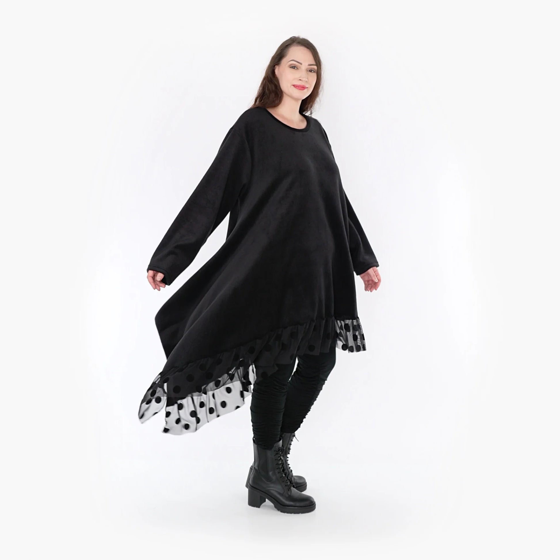  Asymmetrisches Plus-Size Kleid aus warmem Fleece mit Punkten-Tüll-Applikation und Rundhalsausschnitt