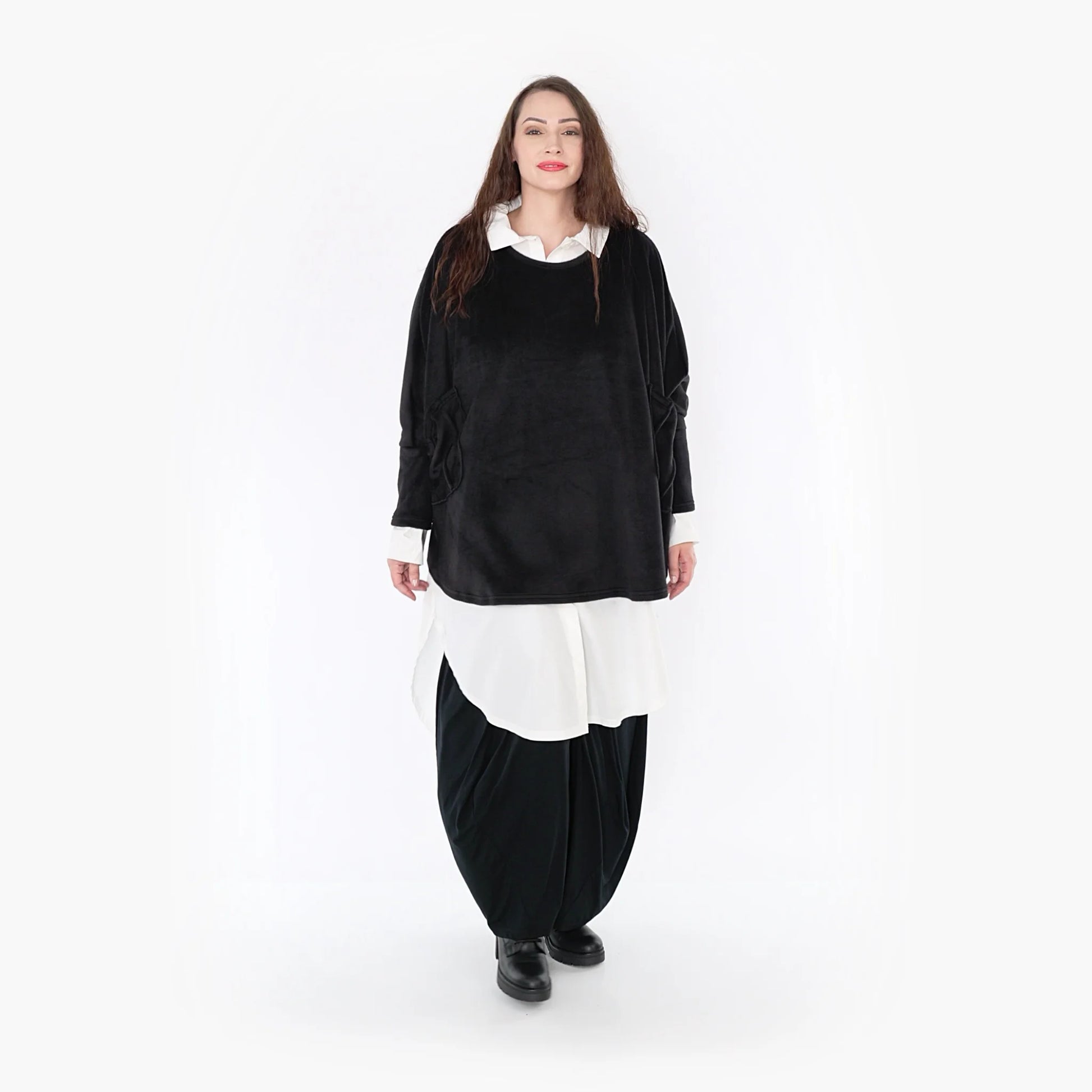  Stylishes Fleece-Shirt im Poncho-Stil in zeitlosem Schwarz mit praktischen Taschen für Alltag und Freizeit