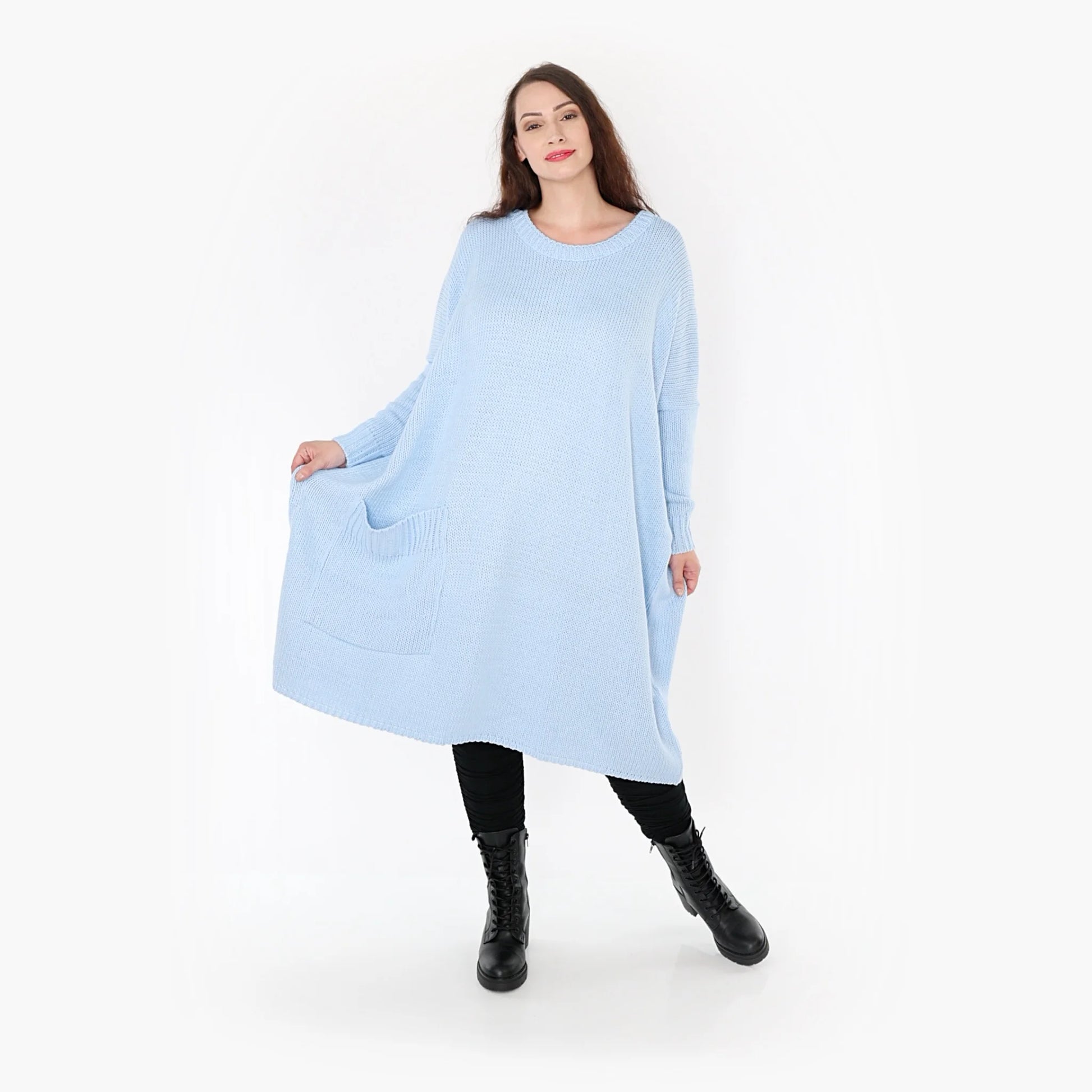  Kuscheliges hellblaues Strickkleid mit Oversize-Form und praktischen Taschen für gemütliche Herbsttage