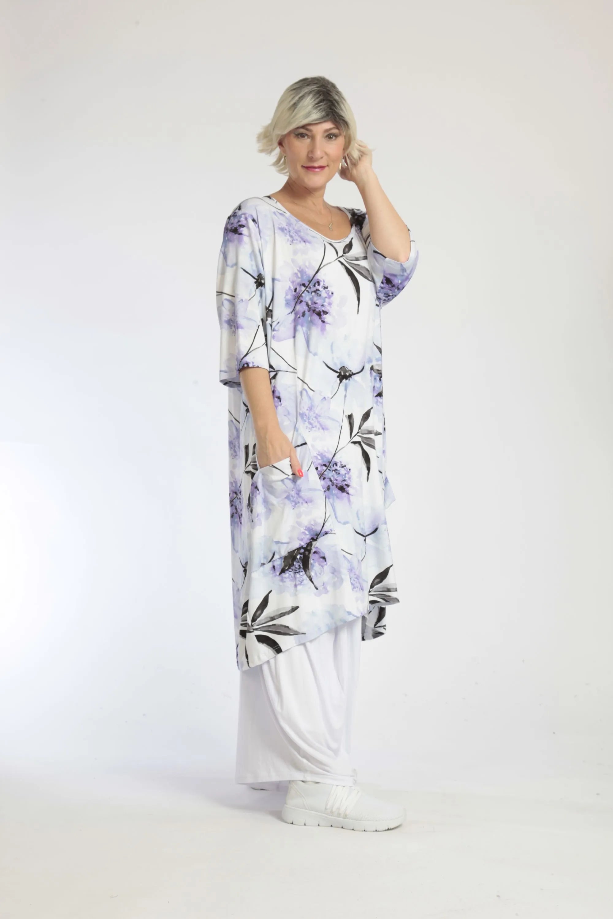  AKH Fashion Kleid in gerader Form, aus Viskose, 1042.06395, Weiß-Flieder, Blumen, Schick
