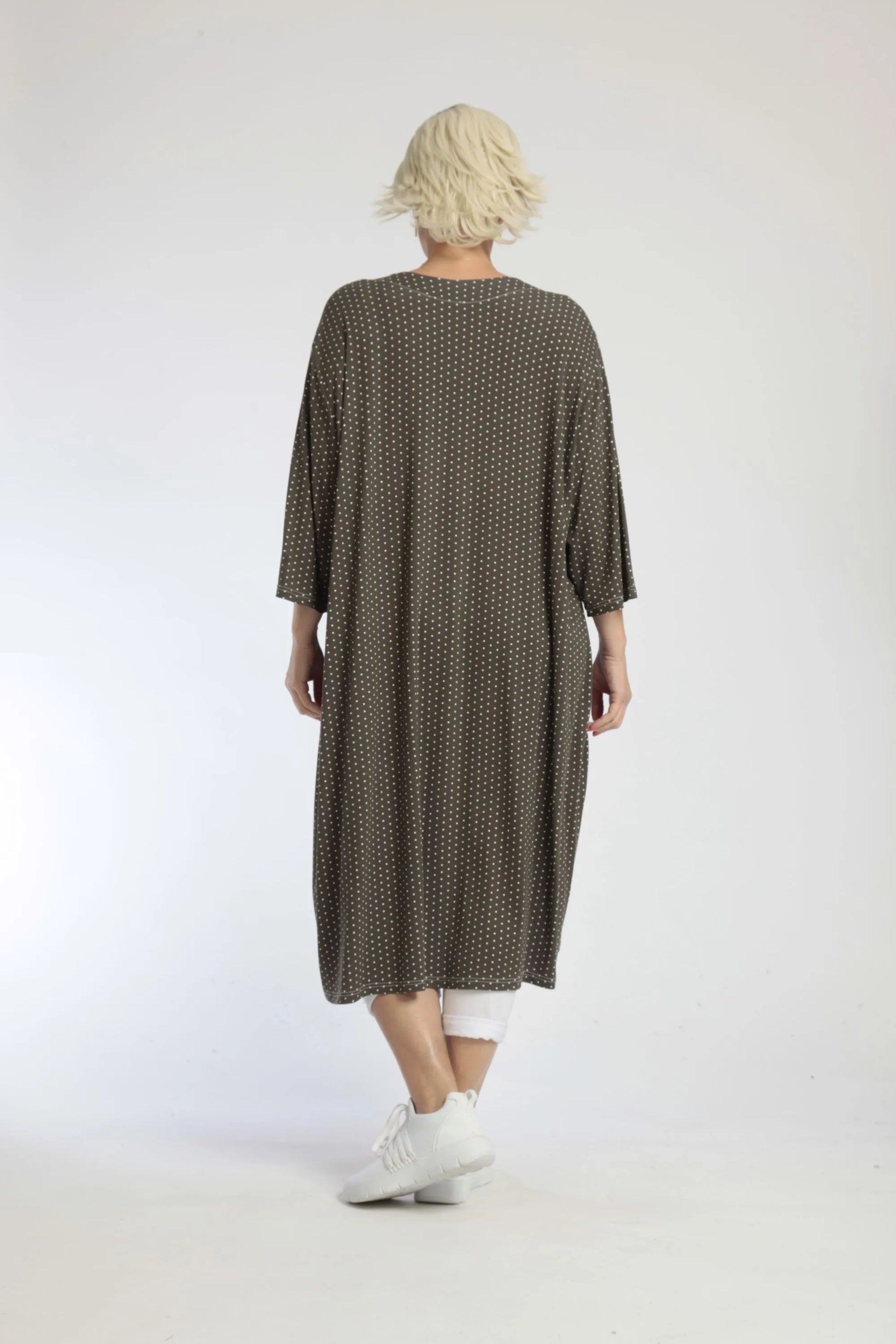  Modisches Plus Size Kleid im Lagenlook aus weicher Viskose in zeitlosem Taupe mit Punkten