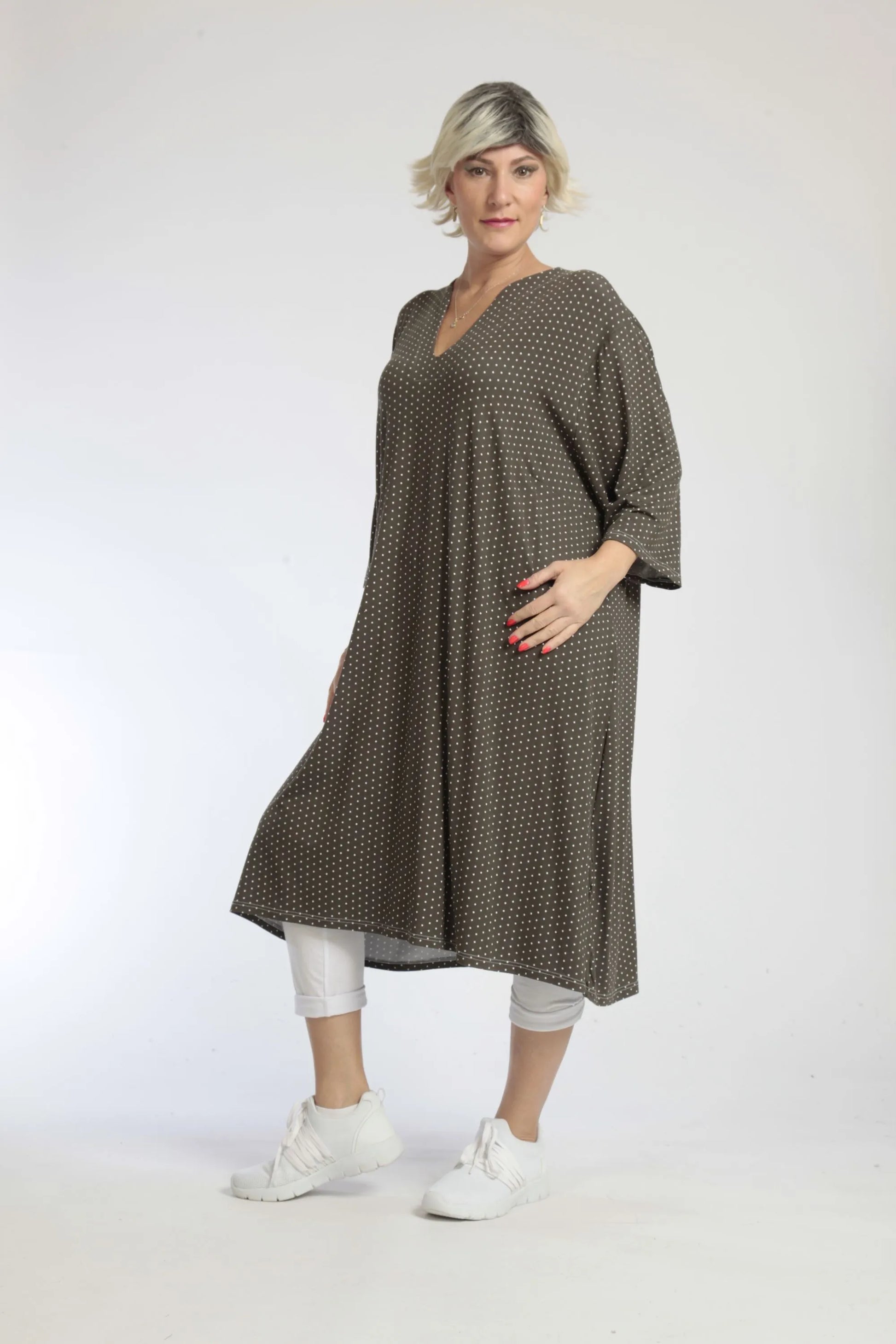  Modisches Plus Size Kleid im Lagenlook aus weicher Viskose in zeitlosem Taupe mit Punkten