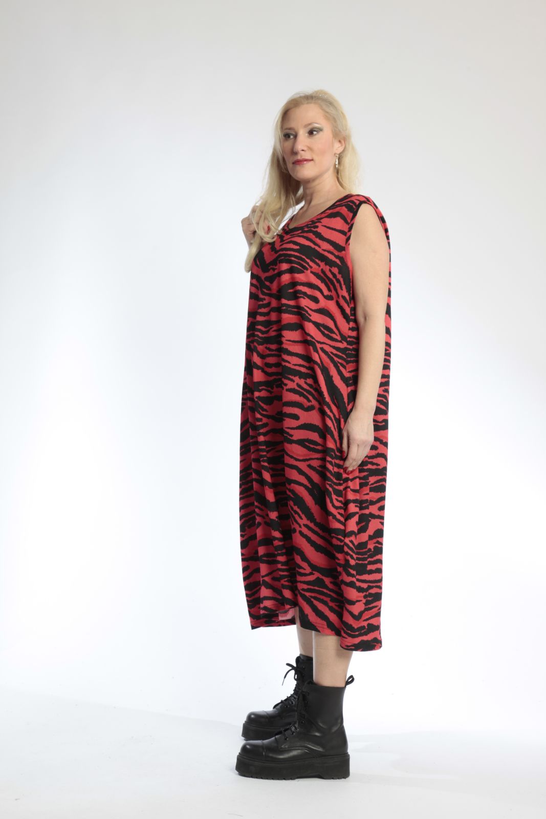  Sportlich-schickes Ballonkleid im aufregenden Zebra-Design in Rot-Schwarz für Plus-Size-Fashionistas