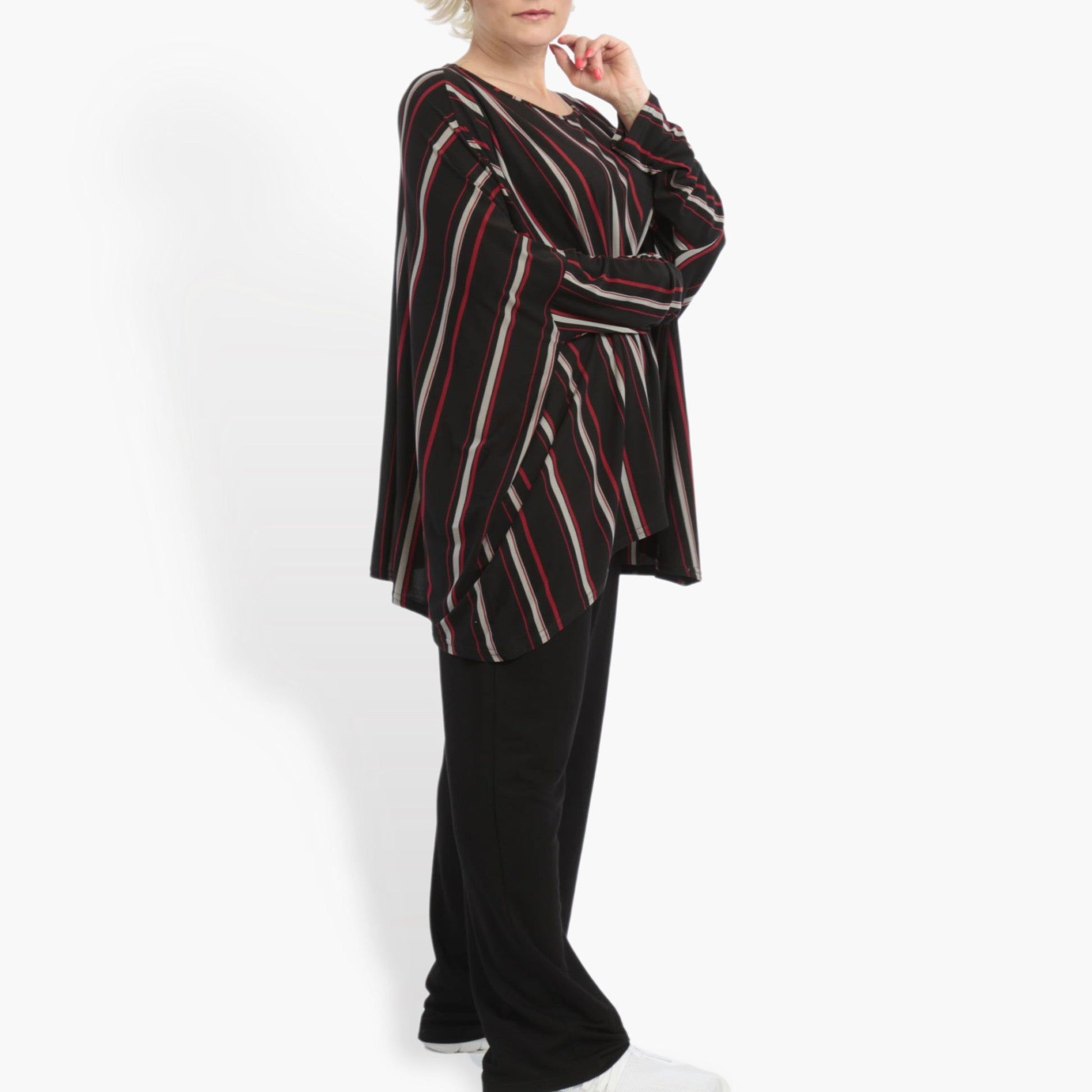  Modisches Oversize-Shirt in Schwarz-Rot-Grau mit Streifen und 3/4-Ärmeln für Plus-Size-Look