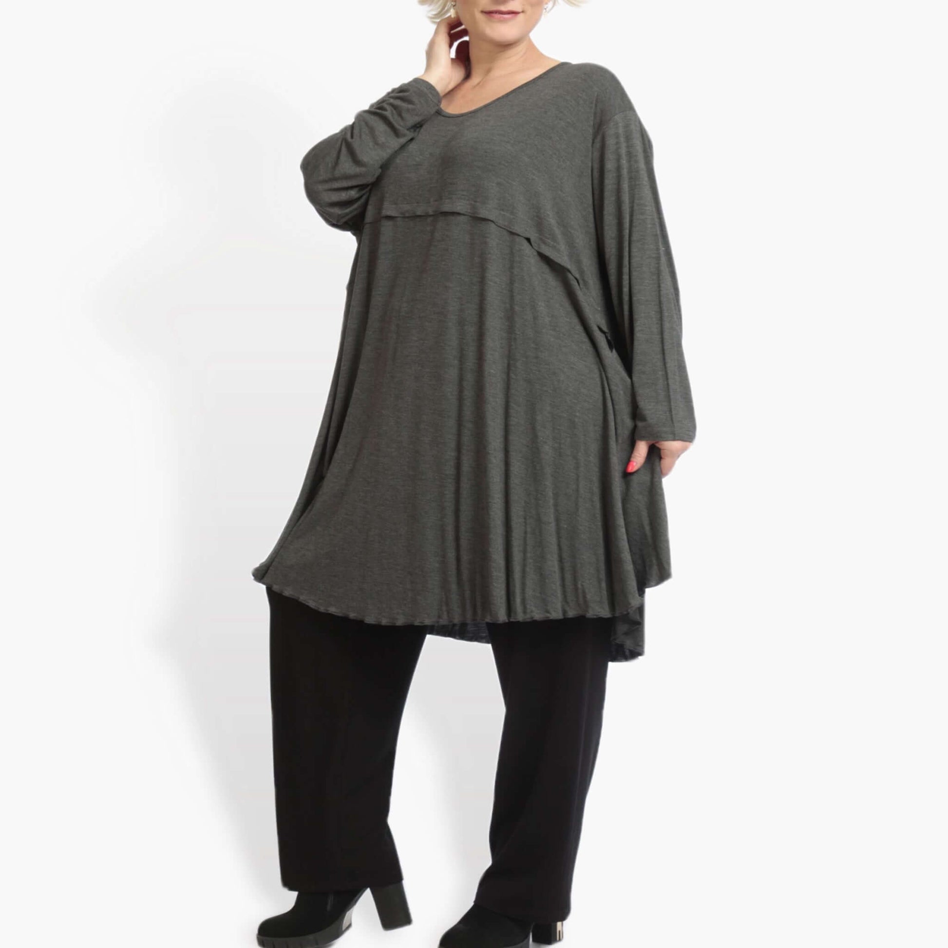  A-Form Shirt mit Rundhalsausschnitt in lässigem Oversize-Schnitt und praktischen Seitentaschen